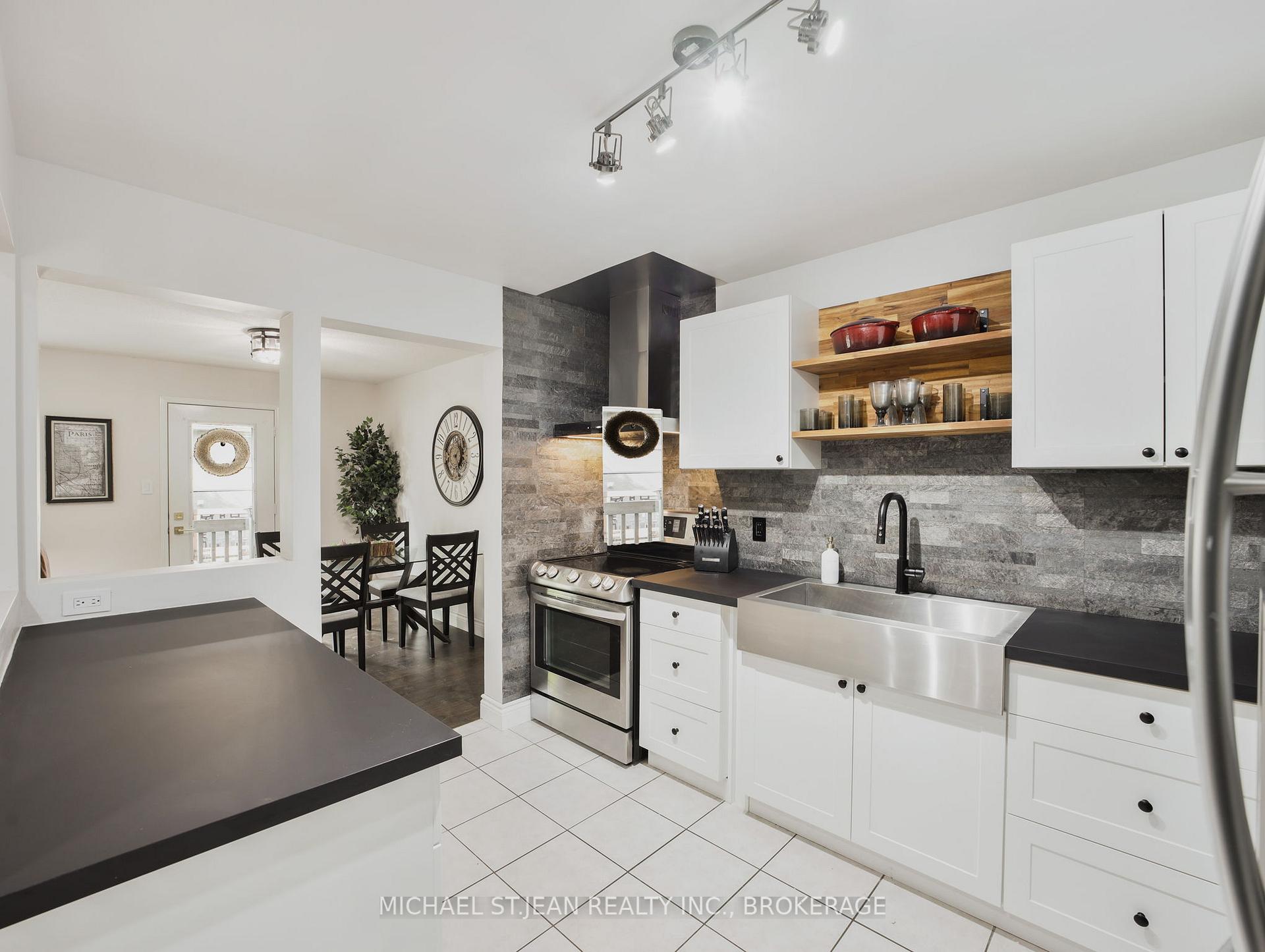 3 Bedrooms Condo at 1889 Upper Wentworth, Hamilton For sale