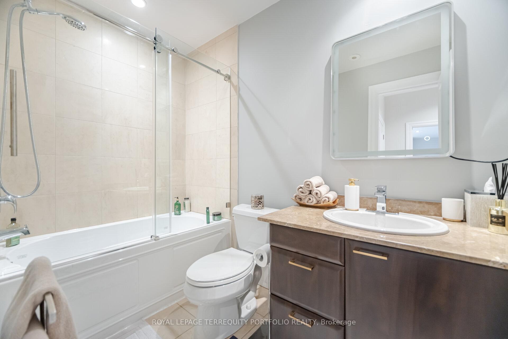 4 Bedrooms Condo at 51 York Mills,  Toronto For sale