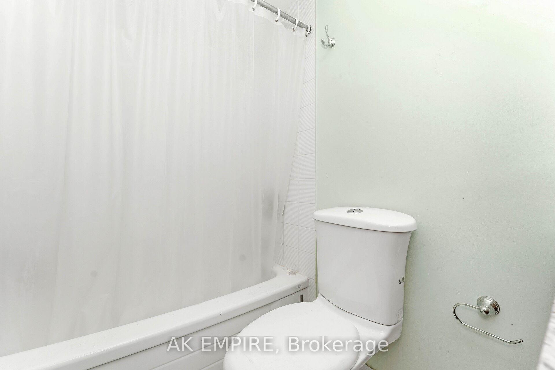 3 Bedrooms Condo at 250 Webb, Mississauga For sale