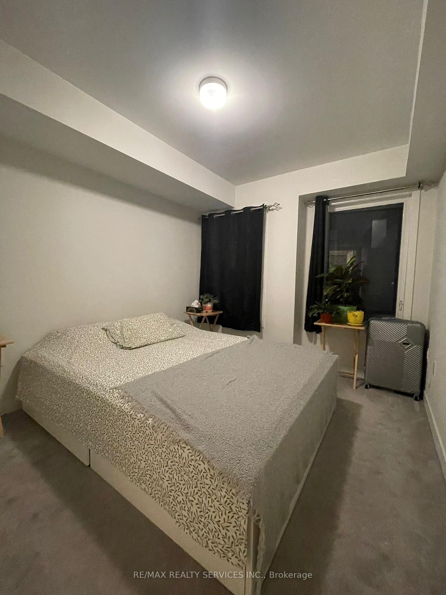2 Bedrooms Condo at 3405 Ridgeway, Mississauga For sale