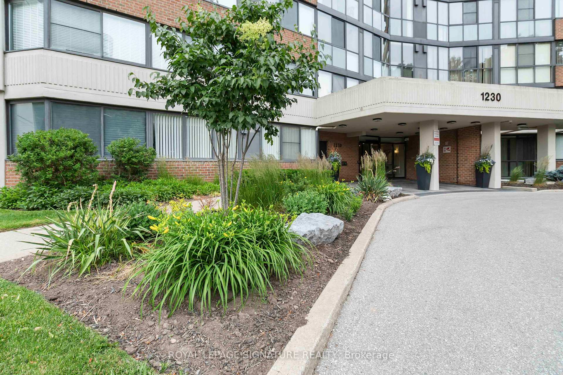 2 Bedrooms Condo at 1230 Marlborough, Oakville For sale