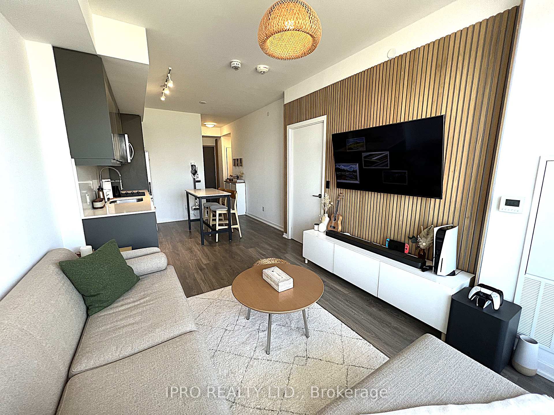 2 Bedrooms Condo at 32 Forest Manor, Toronto For sale