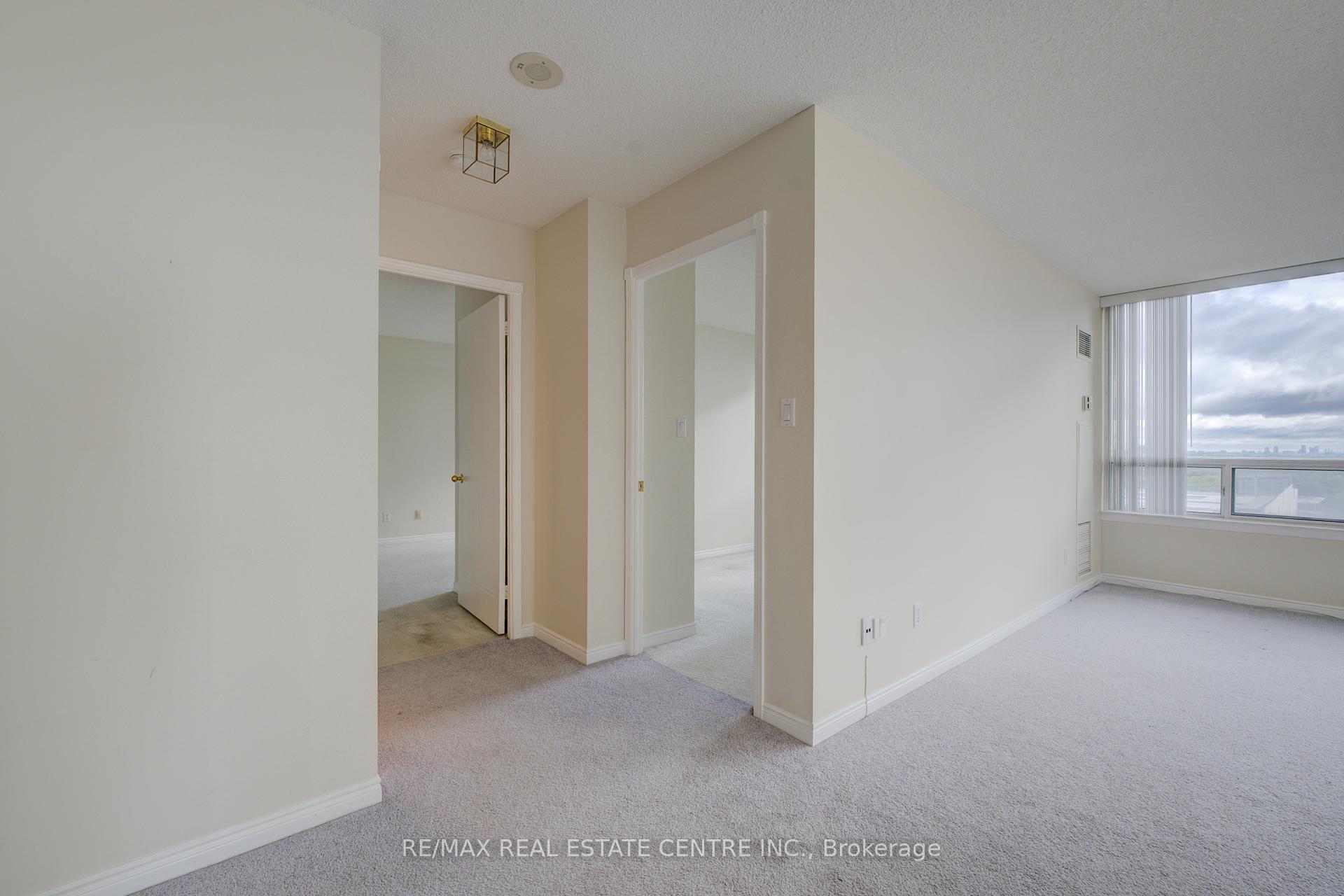 2 Bedrooms Condo at 135 Hillcrest, Mississauga For sale