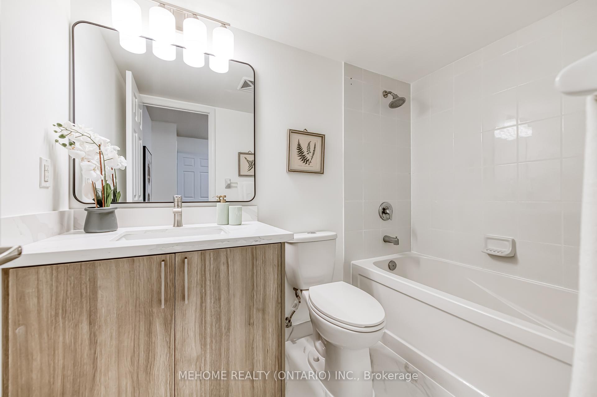 3 Bedrooms Condo at 19 Grand Trunk, Toronto For sale