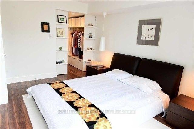 2 Bedrooms Condo at 50 Eglinton, Mississauga For sale