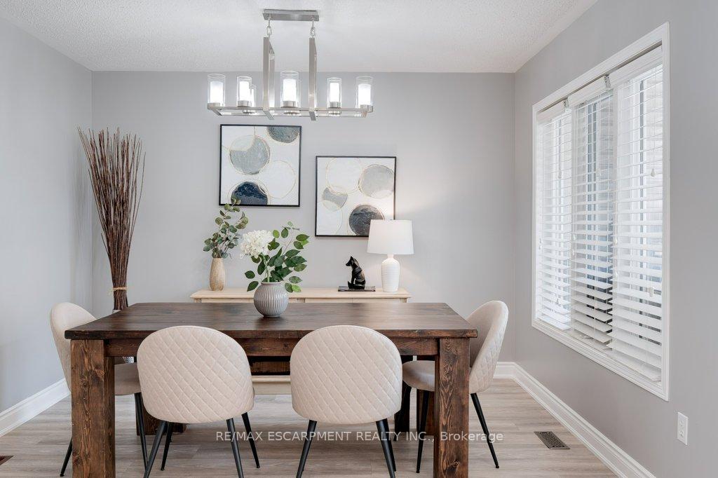 4 Bedrooms Condo at 5090 Fairview, Burlington For sale