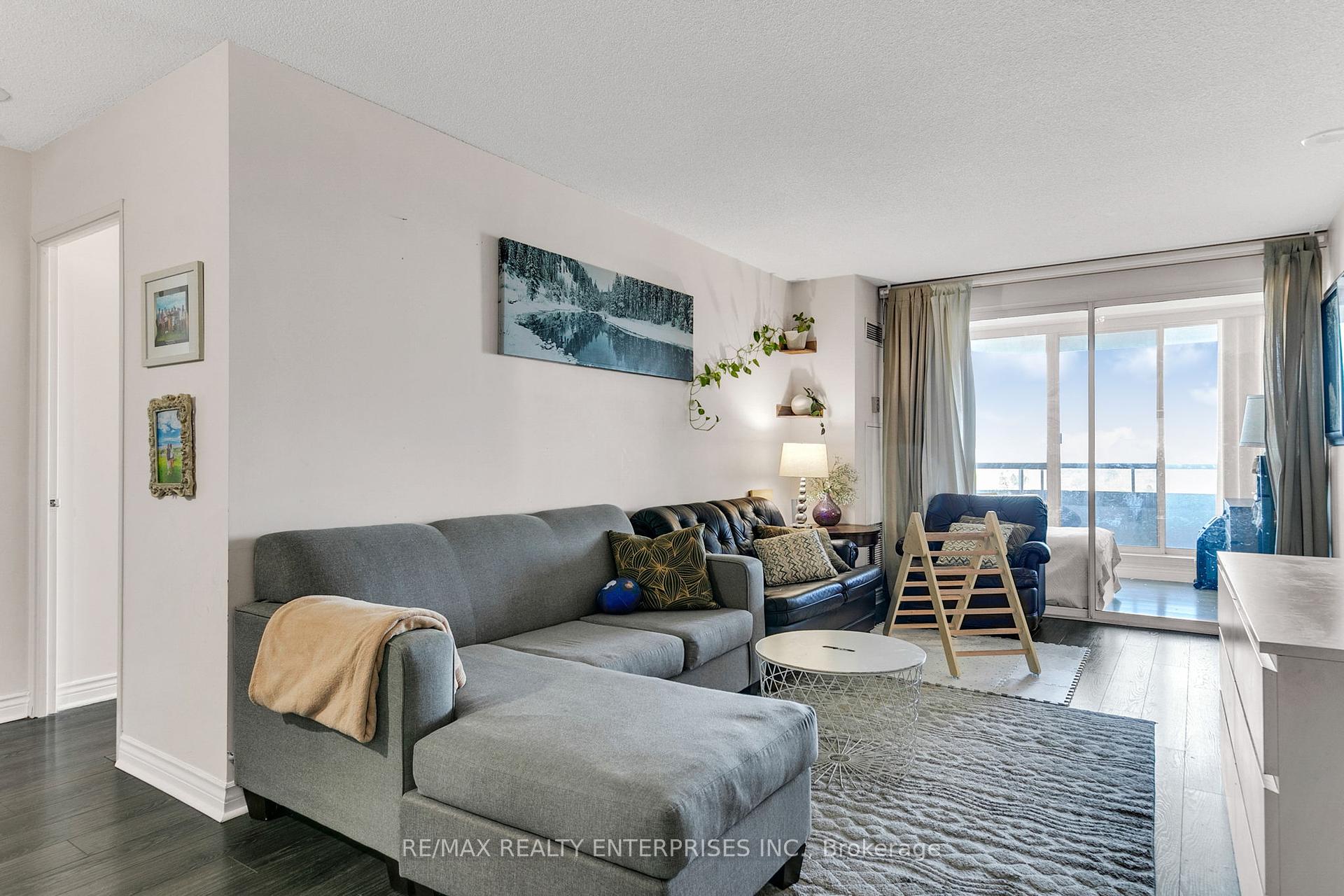 3 Bedrooms Condo at 1 Greystone Walk,  Toronto For sale