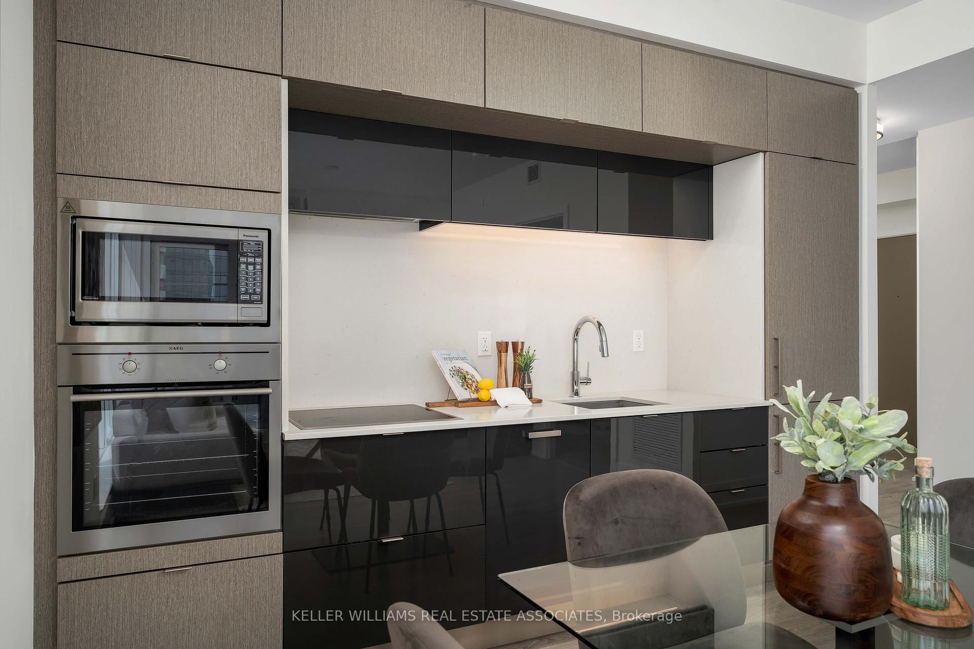 2 Bedrooms Condo at 10 York, Toronto For sale