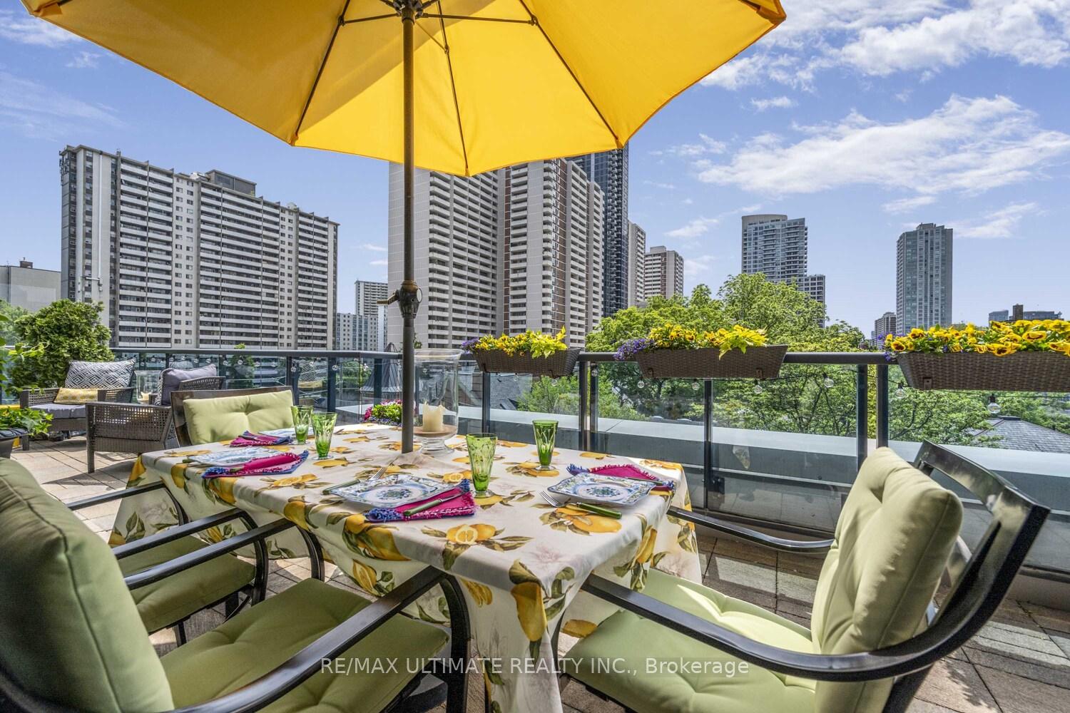 2 Bedrooms Condo at 28 Linden, Toronto For sale