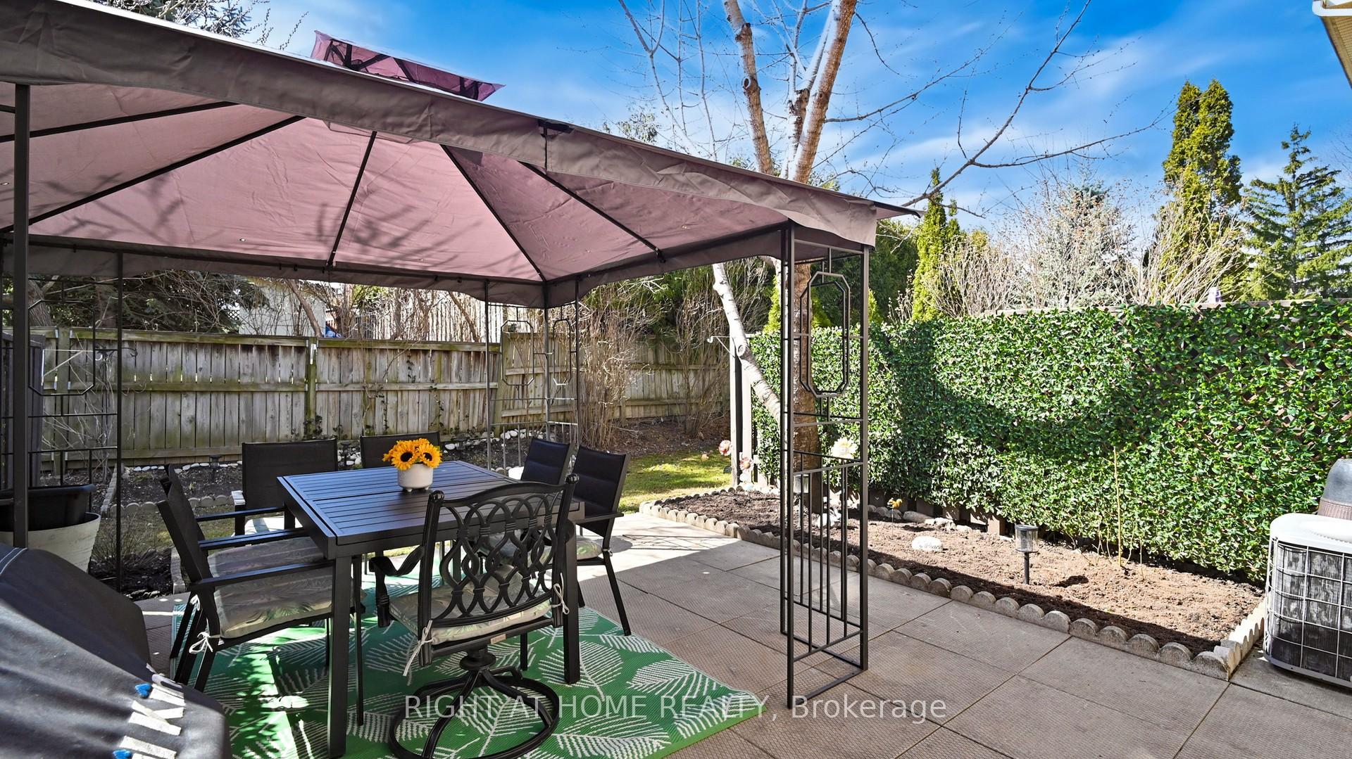 3 Bedrooms Condo at 1951 Rathburn, Mississauga For sale