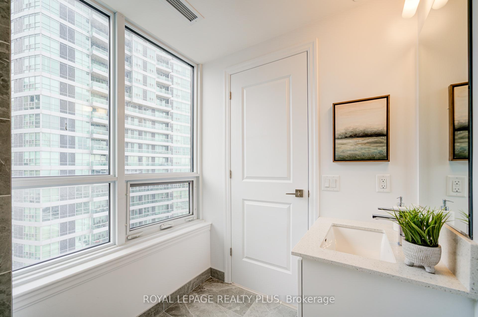 2 Bedrooms Condo at 30 Elm, Mississauga For sale