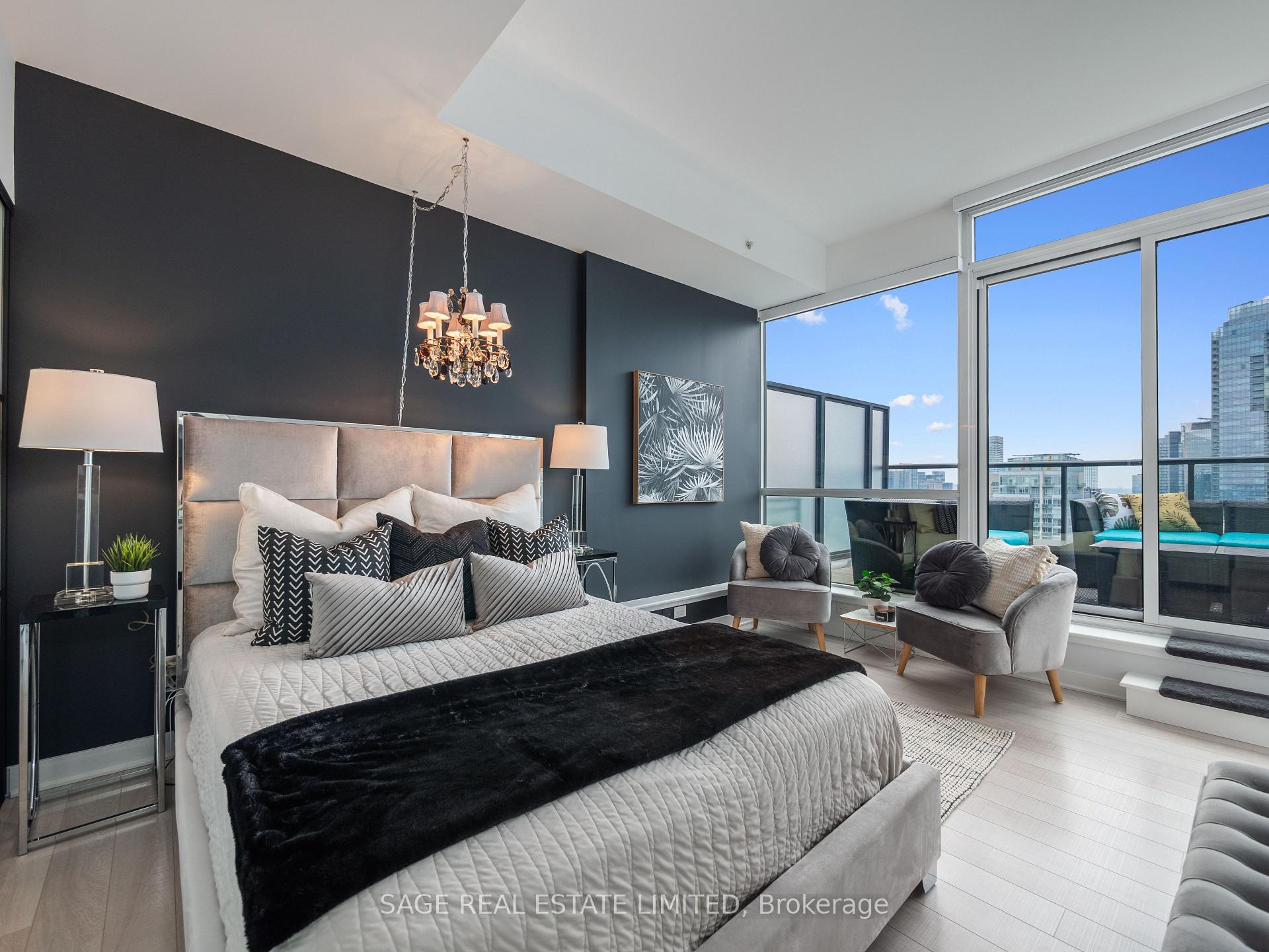 2 Bedrooms Condo at 290 Adelaide, Toronto For sale
