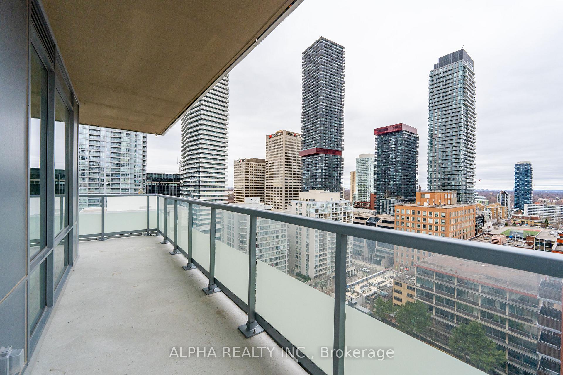 3 Bedrooms Condo at 50 Dunfield,  Toronto For sale