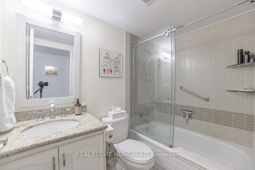 3 Bedrooms Condo at 20 Fashion Roseway, Toronto For sale