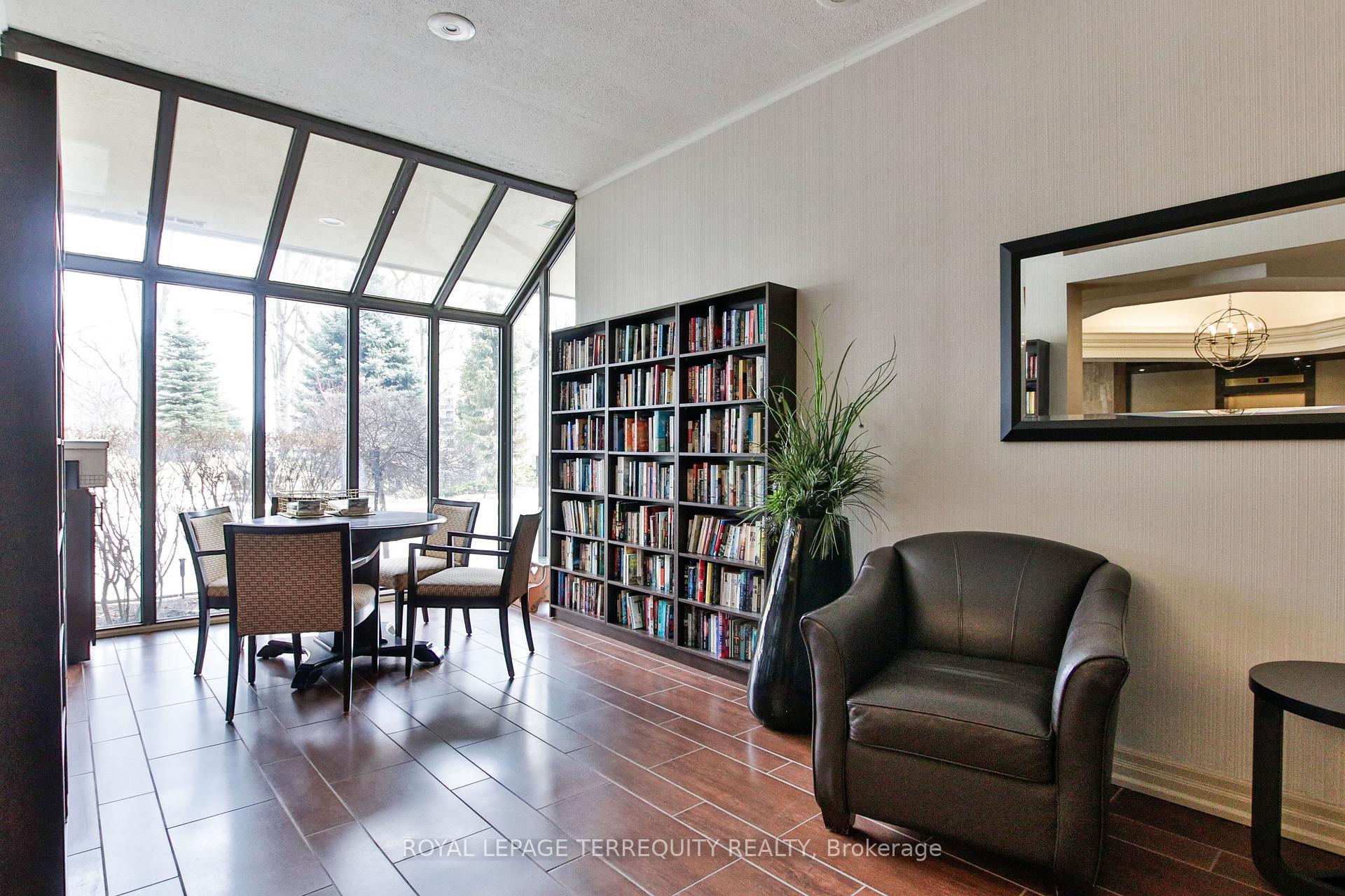 2 Bedrooms Condo at 75 Wynford Heights, Toronto For sale