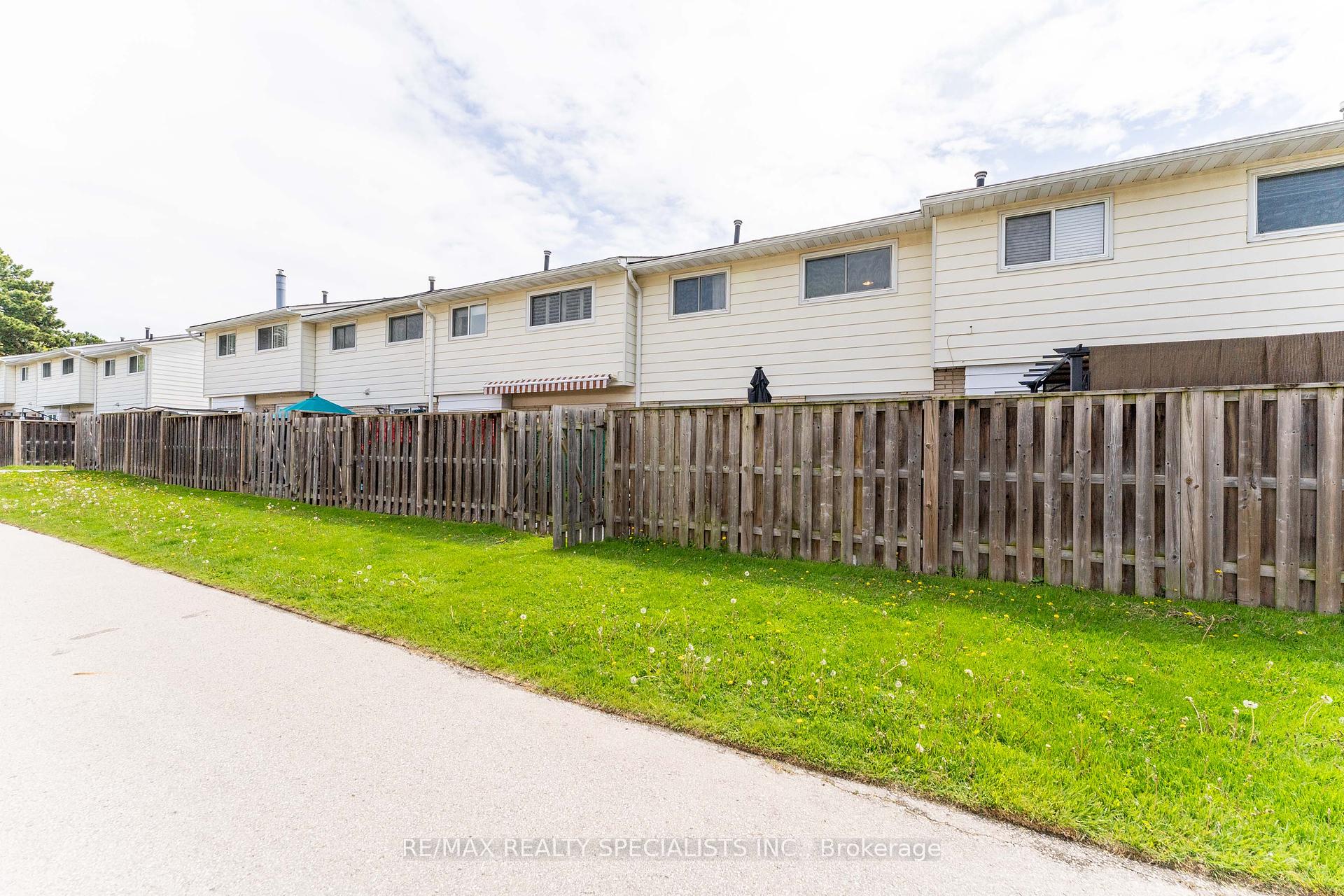 4 Bedrooms Condo at 2230 Upper Middle, Burlington For sale