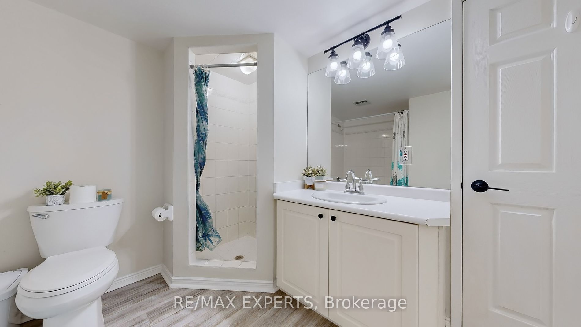 85 Wellington Street W 211