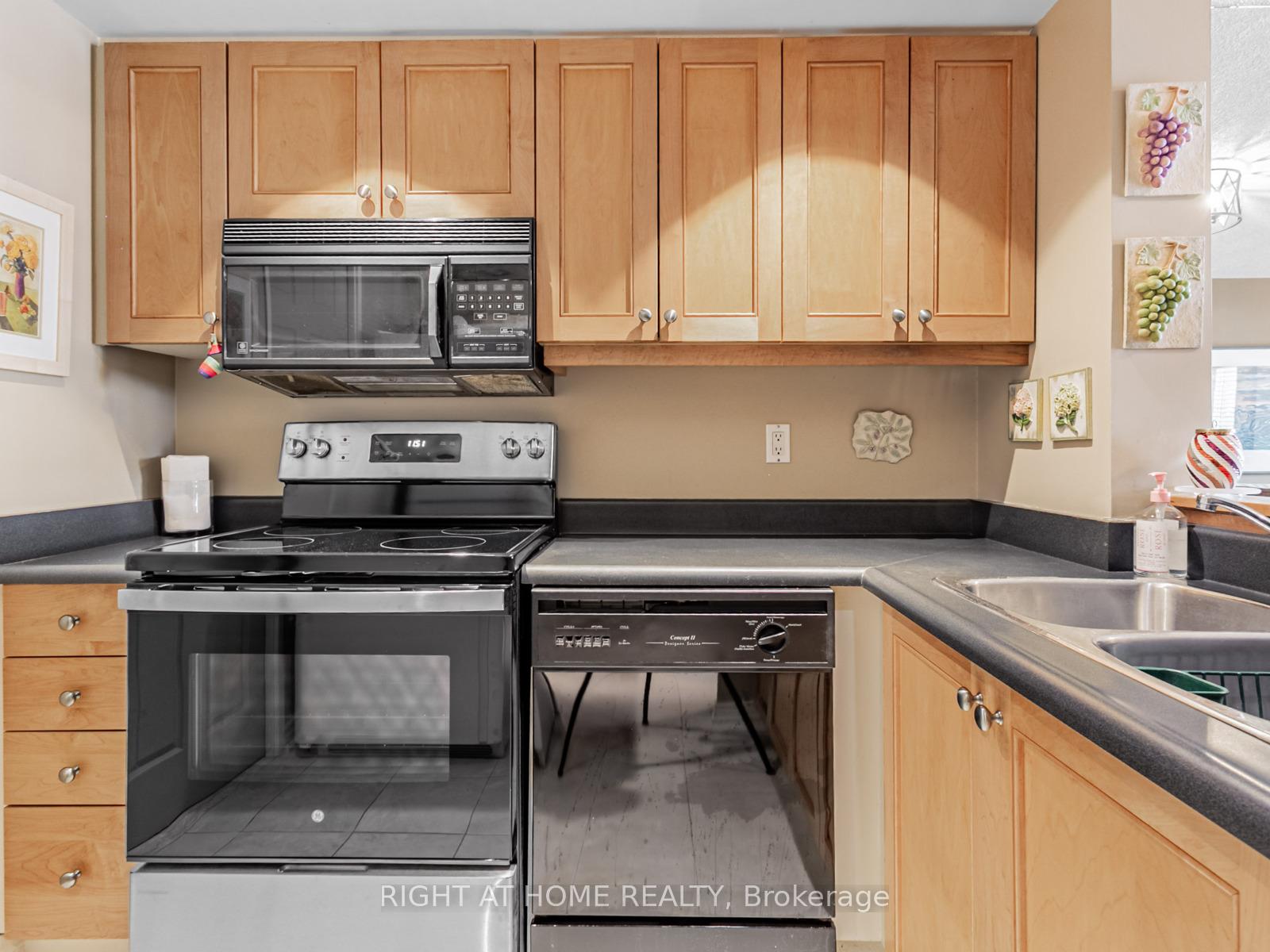 2 Bedrooms Condo at 225 Davenport, Toronto For sale
