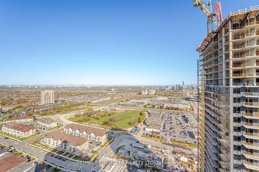 3 Bedrooms Condo at 8 Nahani, Mississauga For sale