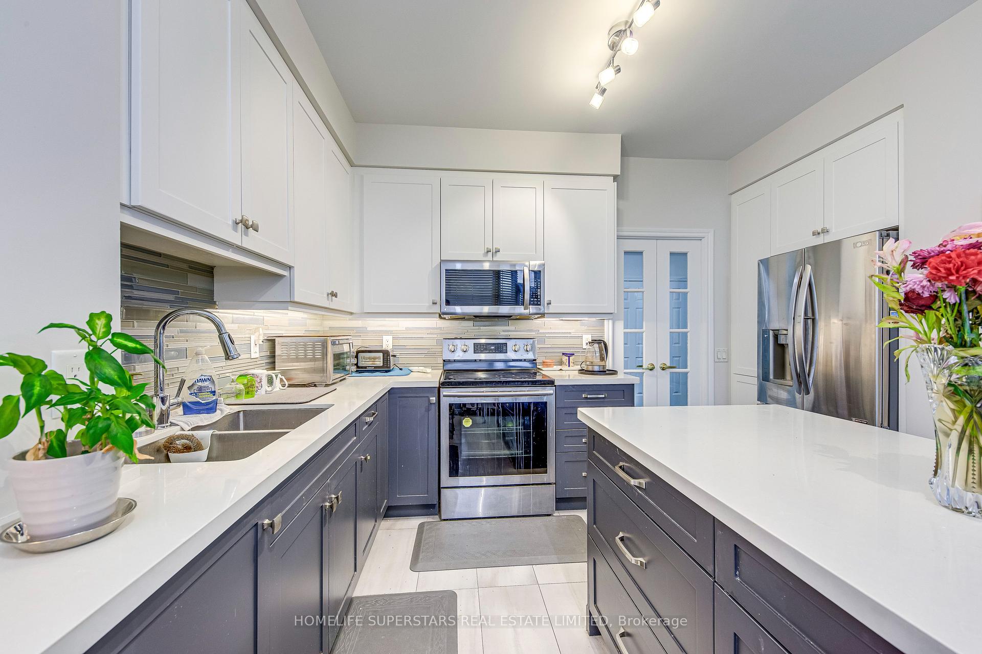 3 Bedrooms Condo at 25 Kingsbridge Garden, Mississauga For sale