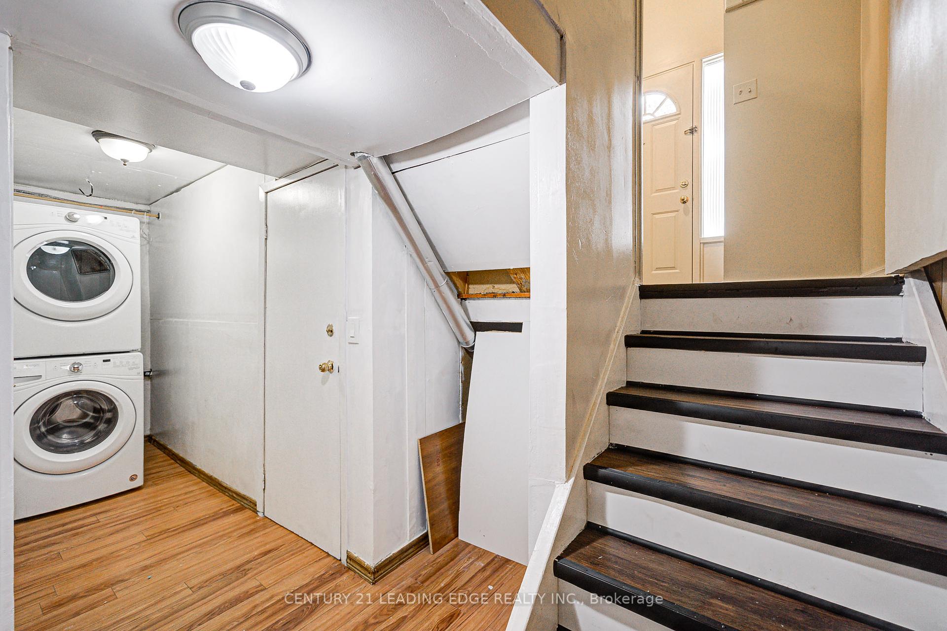 5 Bedrooms Condo at 25 Collinsgrove, Toronto For sale