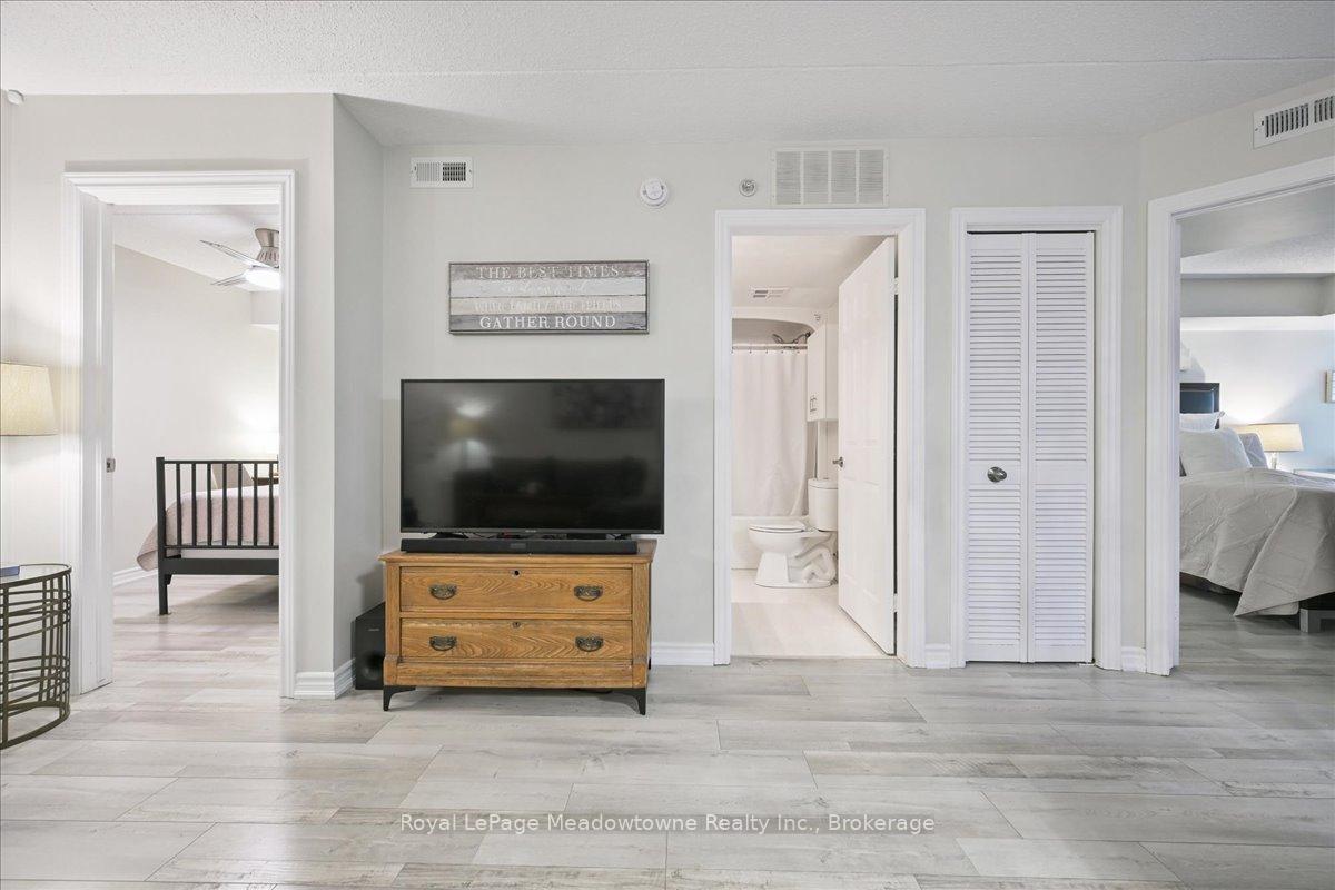 2 Bedrooms Condo at 1450 Bishops, Oakville For sale
