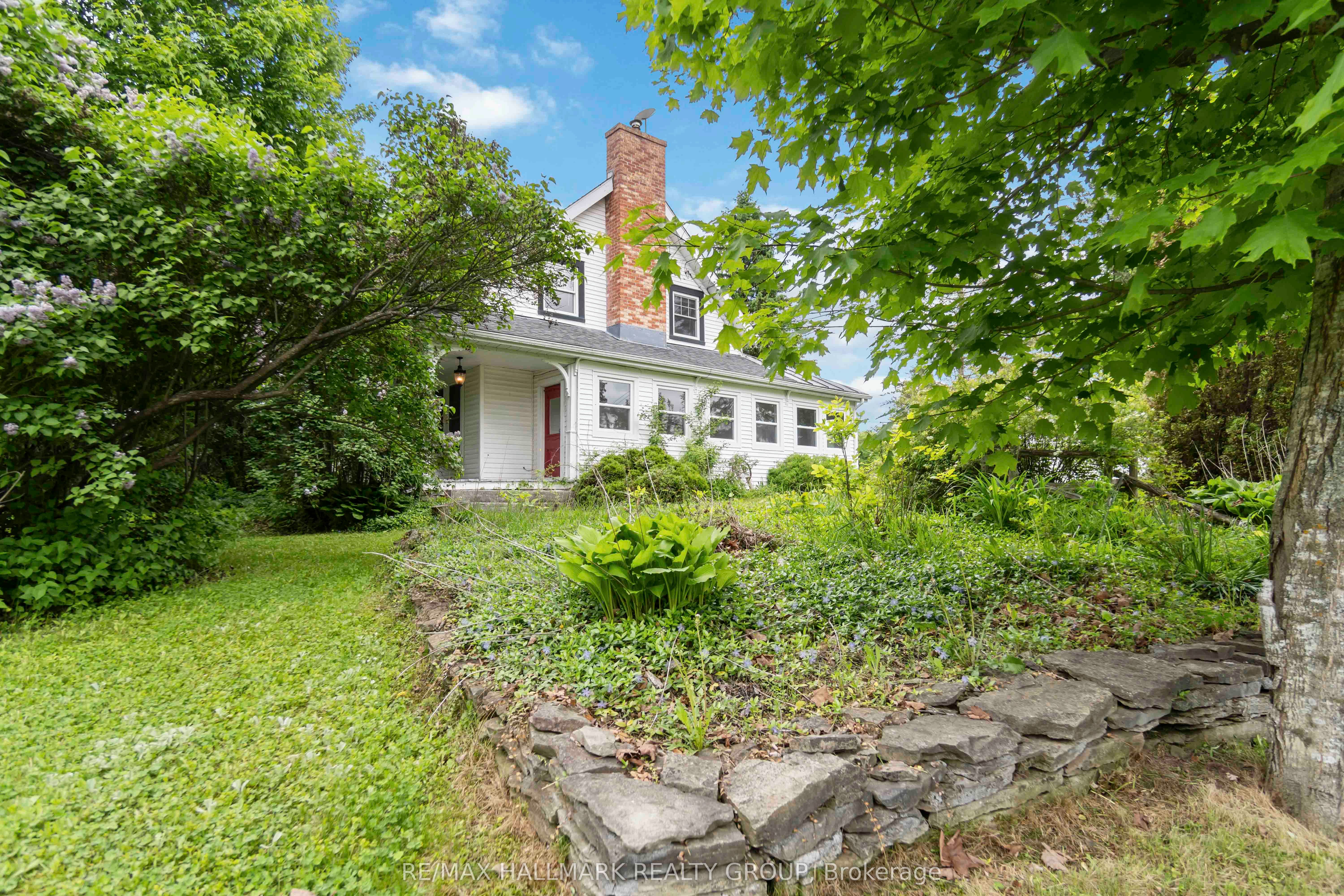 689 Front Road W