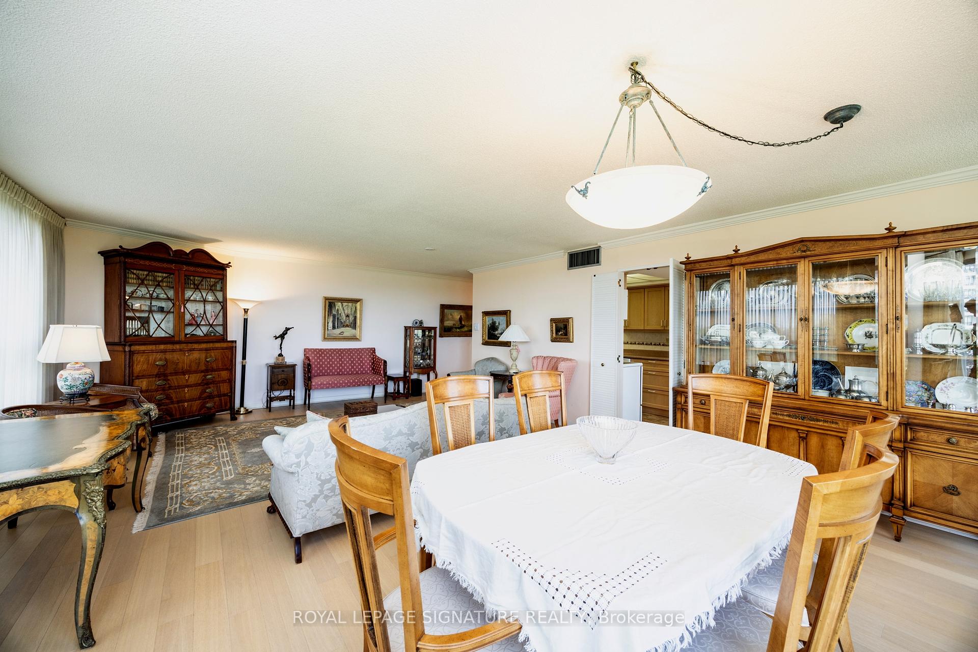 3 Bedrooms Condo at 1300 Bloor, Mississauga For sale