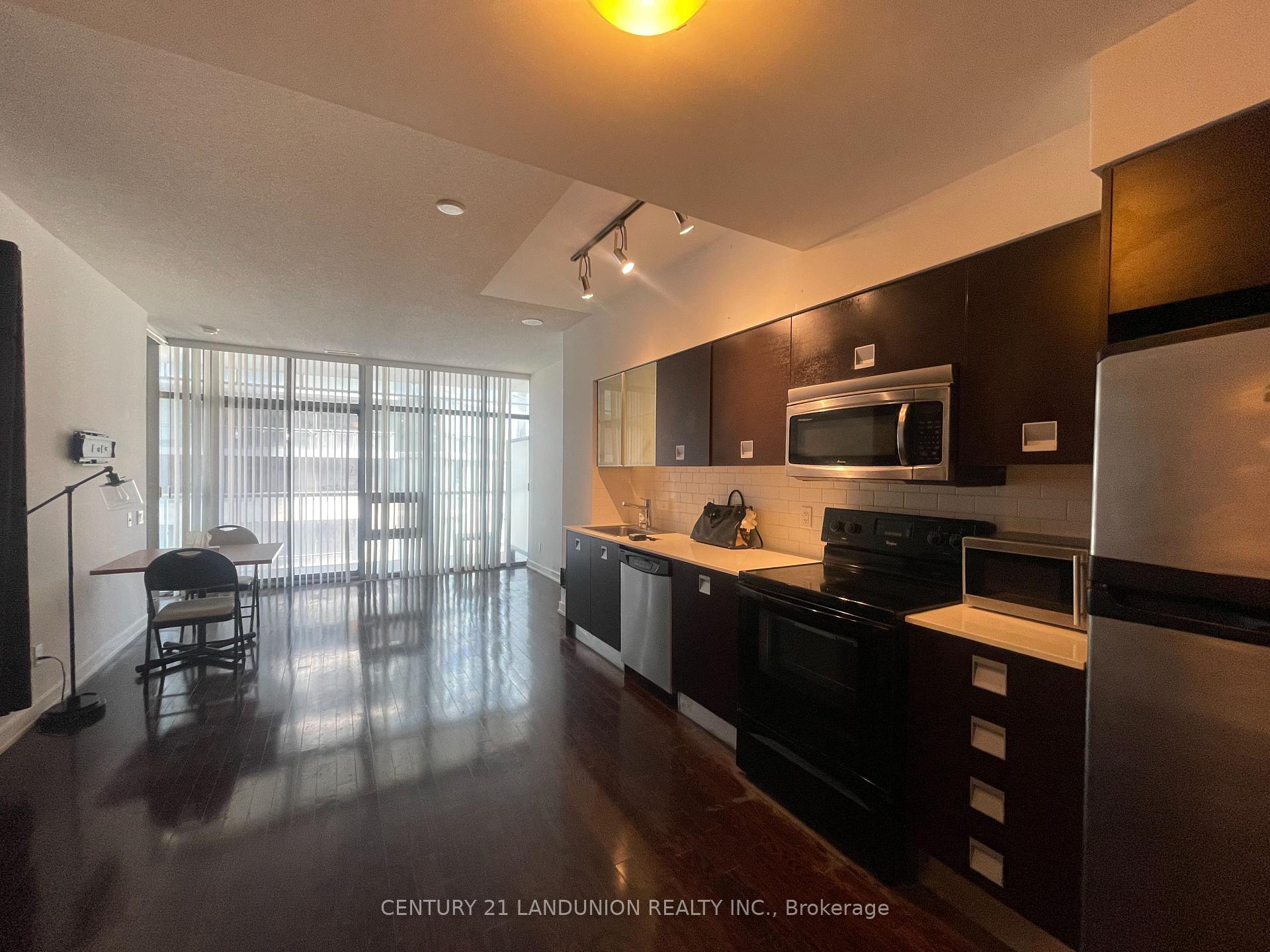 2 Bedrooms Condo at 33 Charles, Toronto For sale