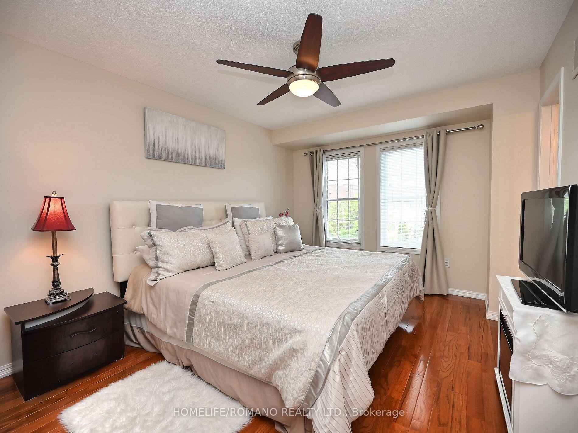 4 Bedrooms Condo at 3030 Breakwater, Mississauga For sale