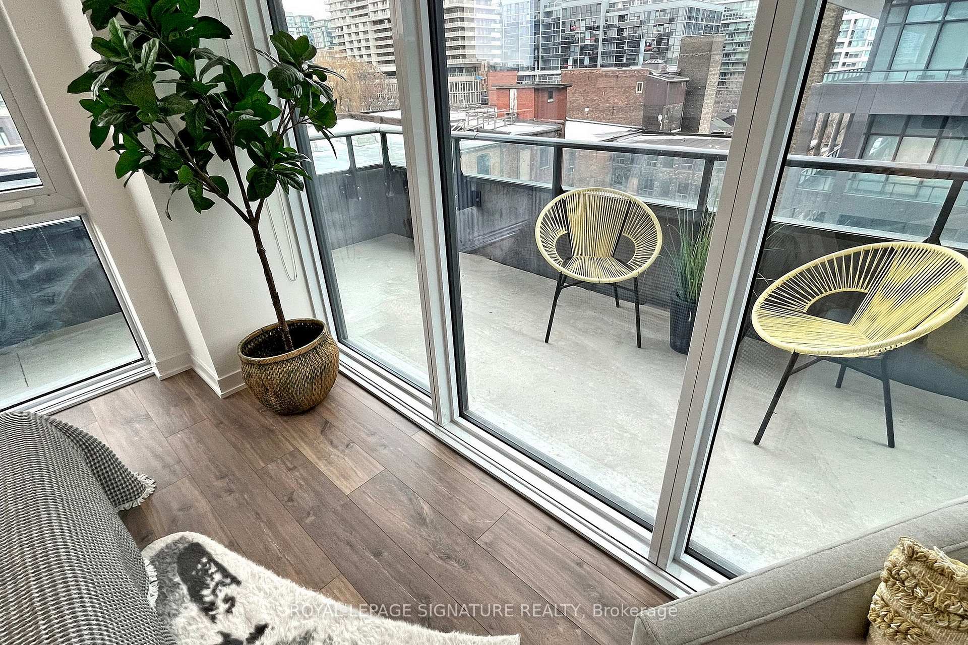 2 Bedrooms Condo at 9 Tecumseth, Toronto For sale