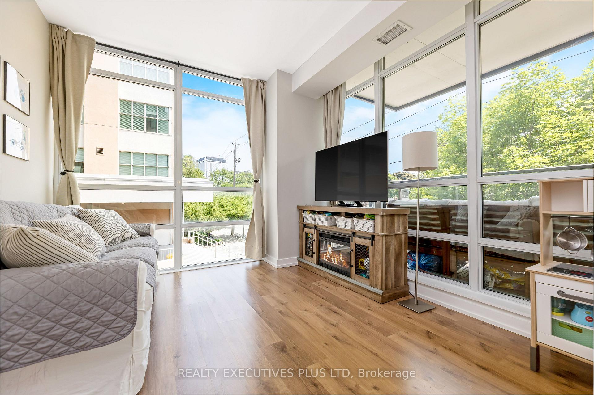 3 Bedrooms Condo at 8 Fieldway, Toronto For sale