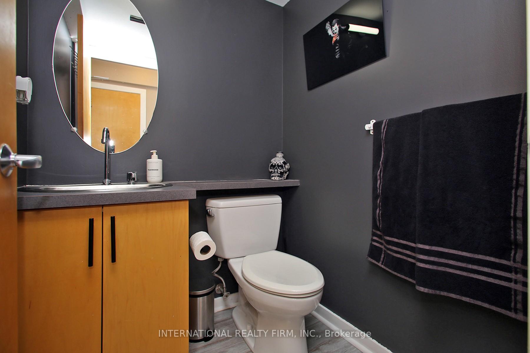 2 Bedrooms Condo at 800 King, Toronto For sale