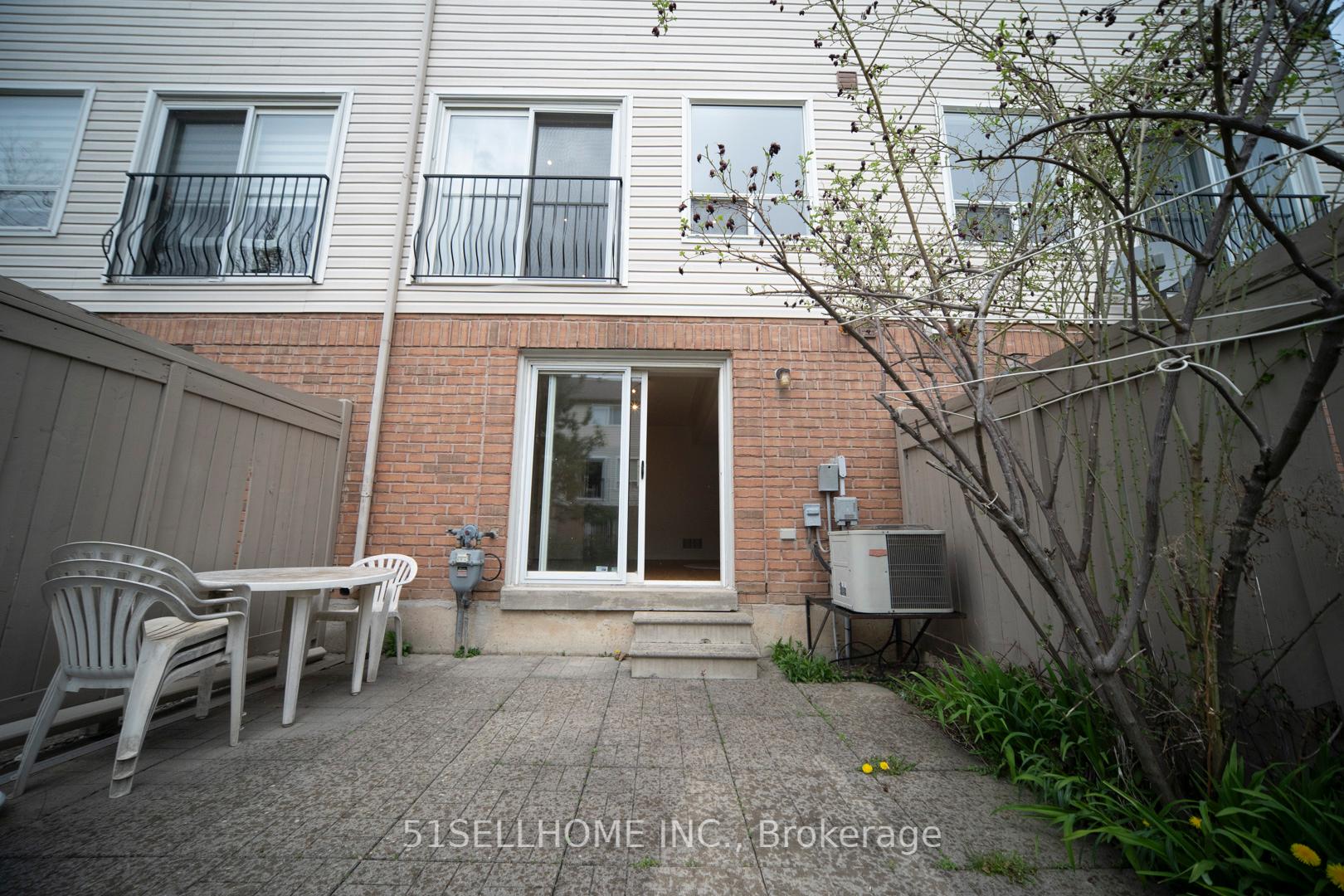 4 Bedrooms Condo at 858 Scollard,  Mississauga For sale