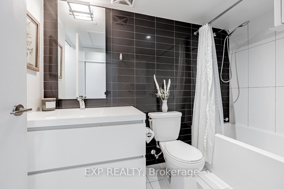 2 Bedrooms Condo at 85 Queens Wharf, Toronto For sale