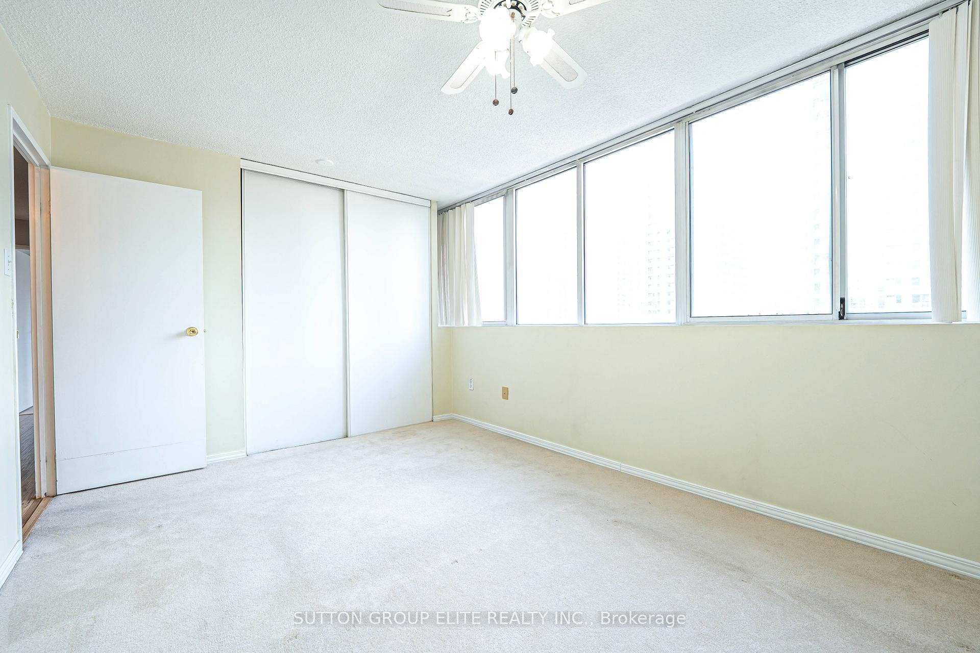 3 Bedrooms Condo at 3590 Kaneff,  Mississauga For sale