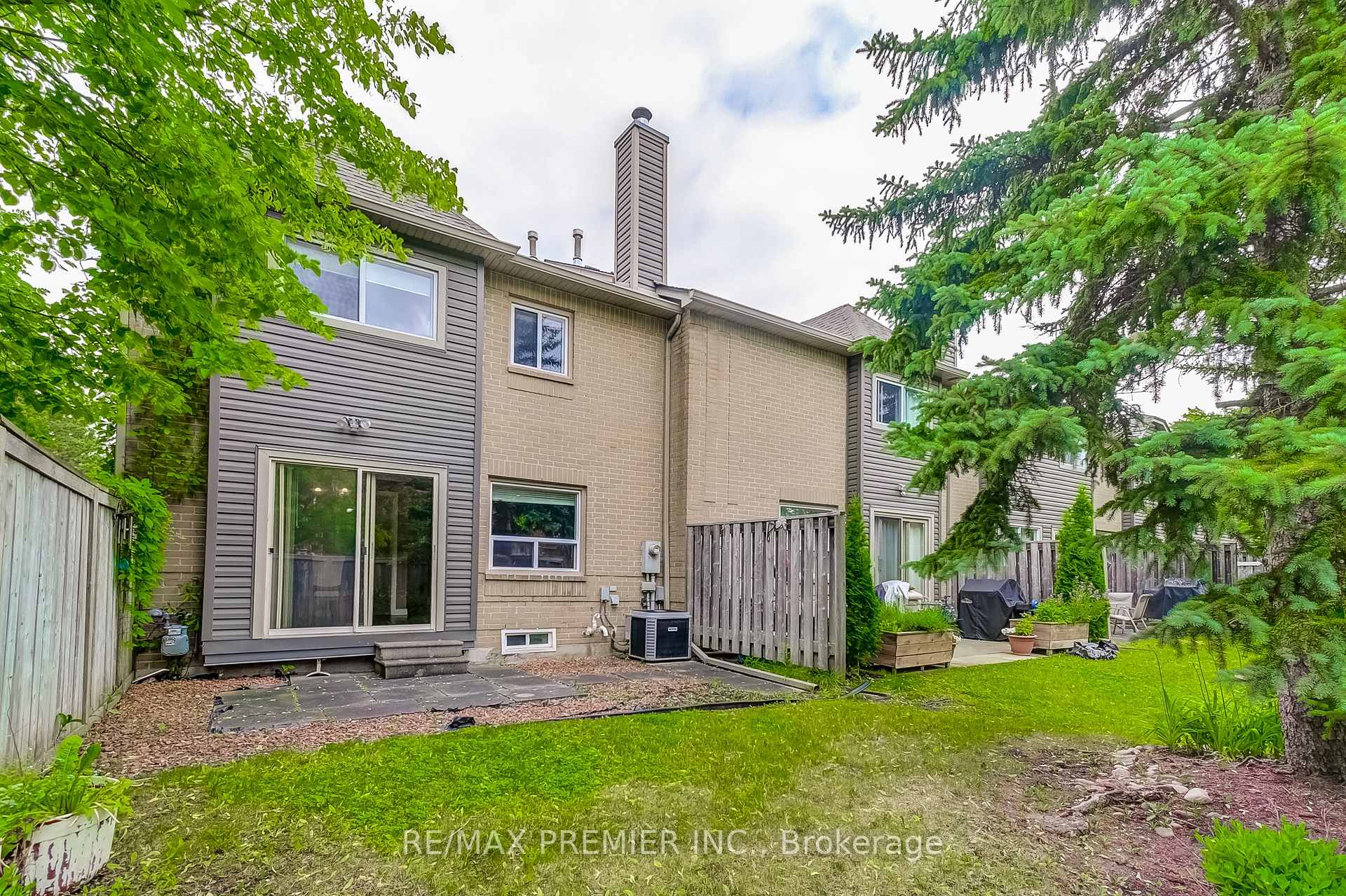 4 Bedrooms Condo at 3600 Colonial, Mississauga For sale