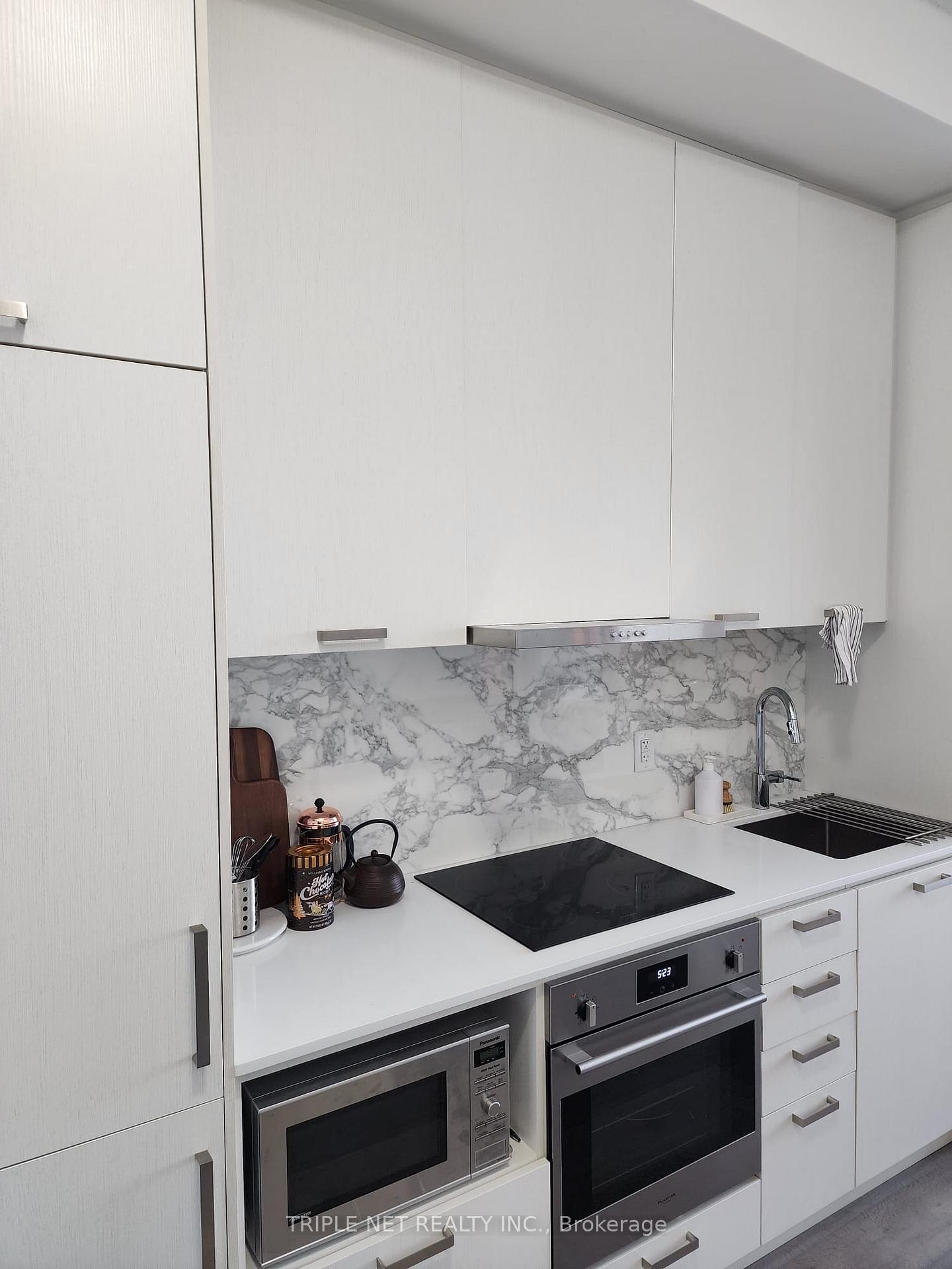 2 Bedrooms Condo at 10 honeycrisp, Vaughan For sale