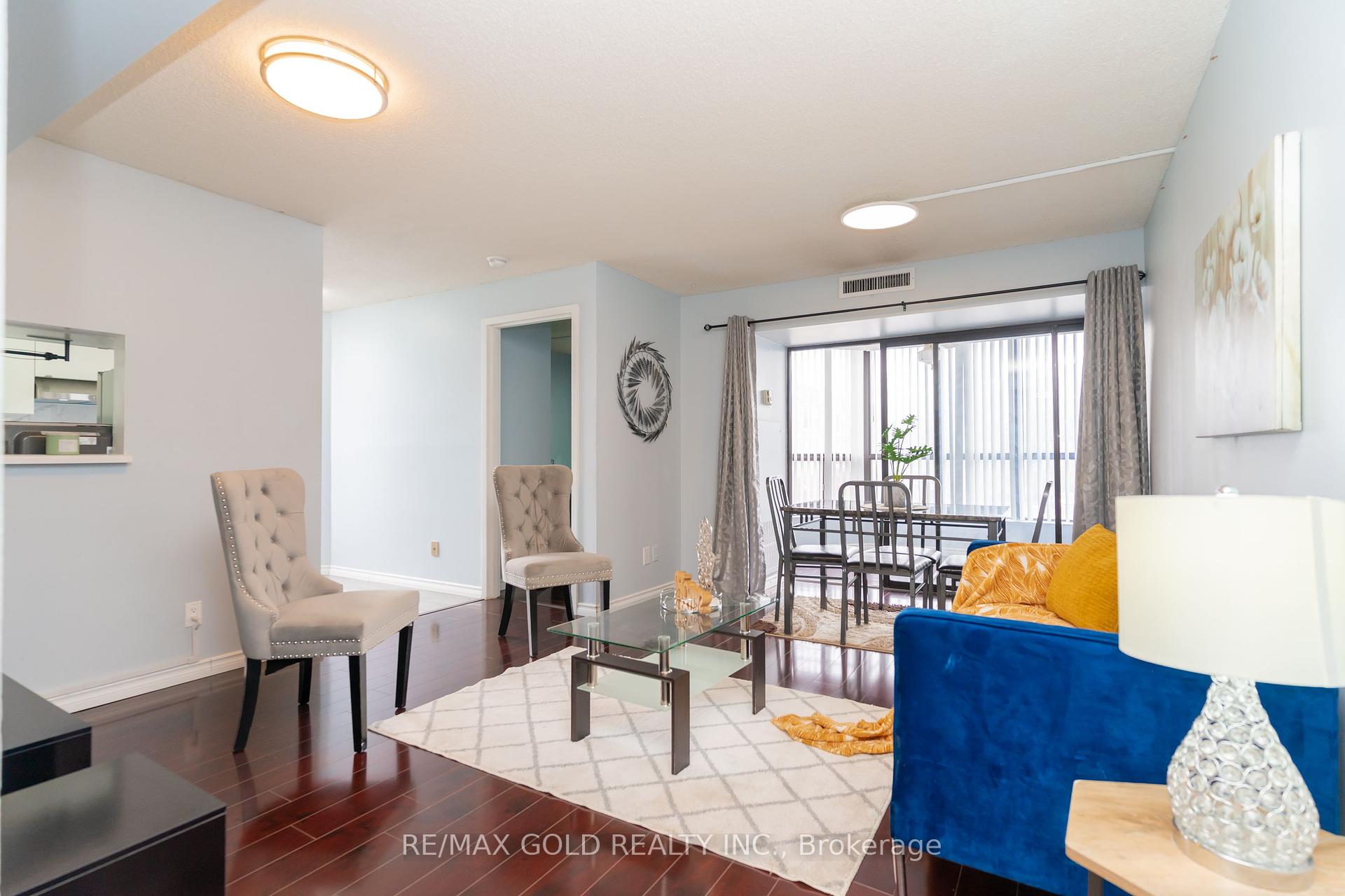 3 Bedrooms Condo at 25 Agnes, Mississauga For sale