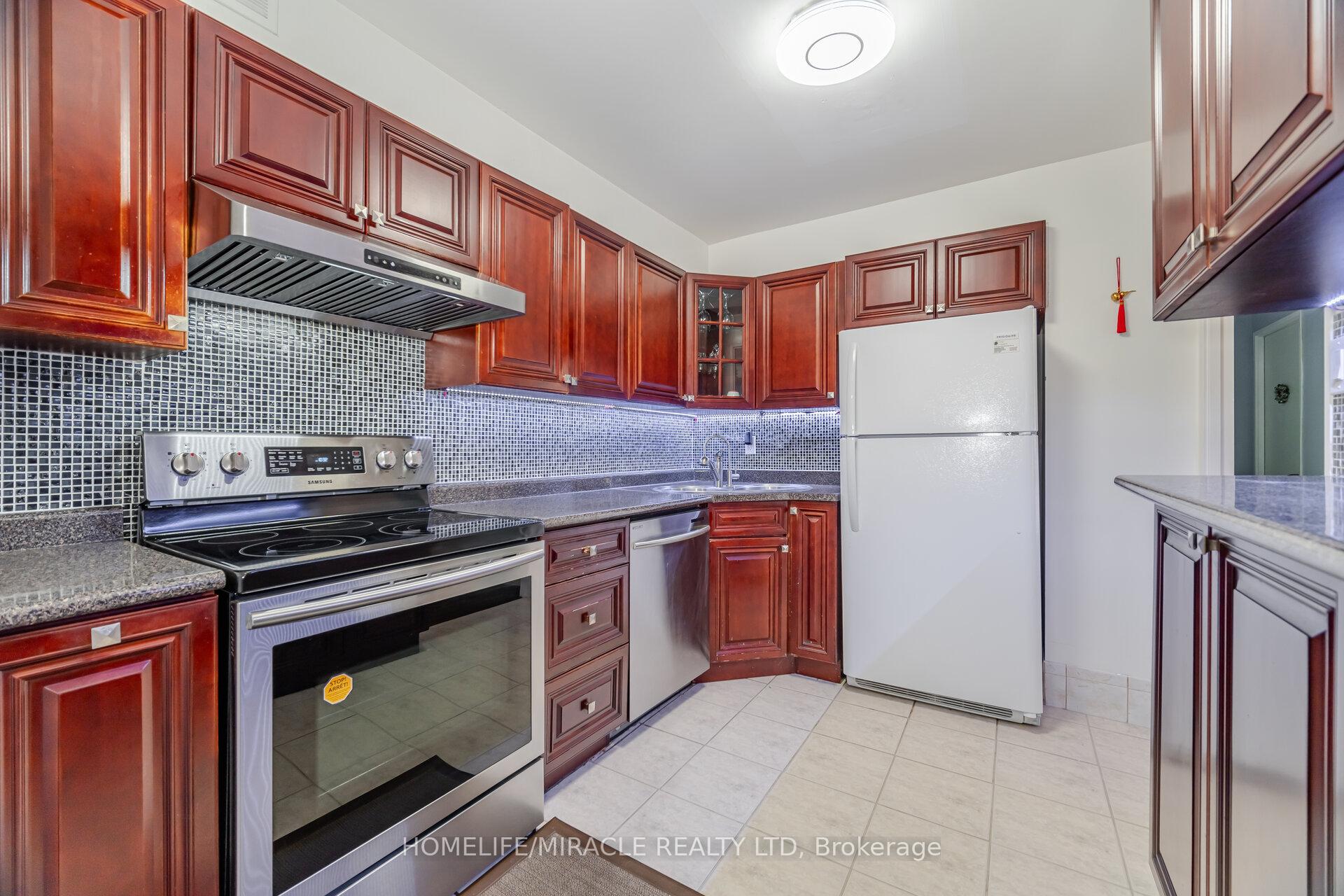 3 Bedrooms Condo at 1320 Mississauga valley, Mississauga For sale