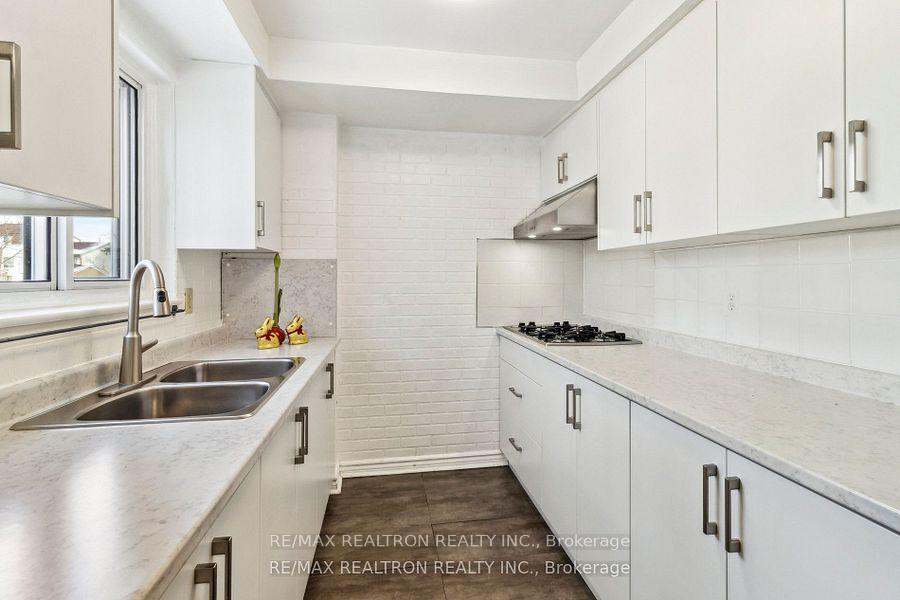 3 Bedrooms Condo at 44 Chester Le, Toronto For sale