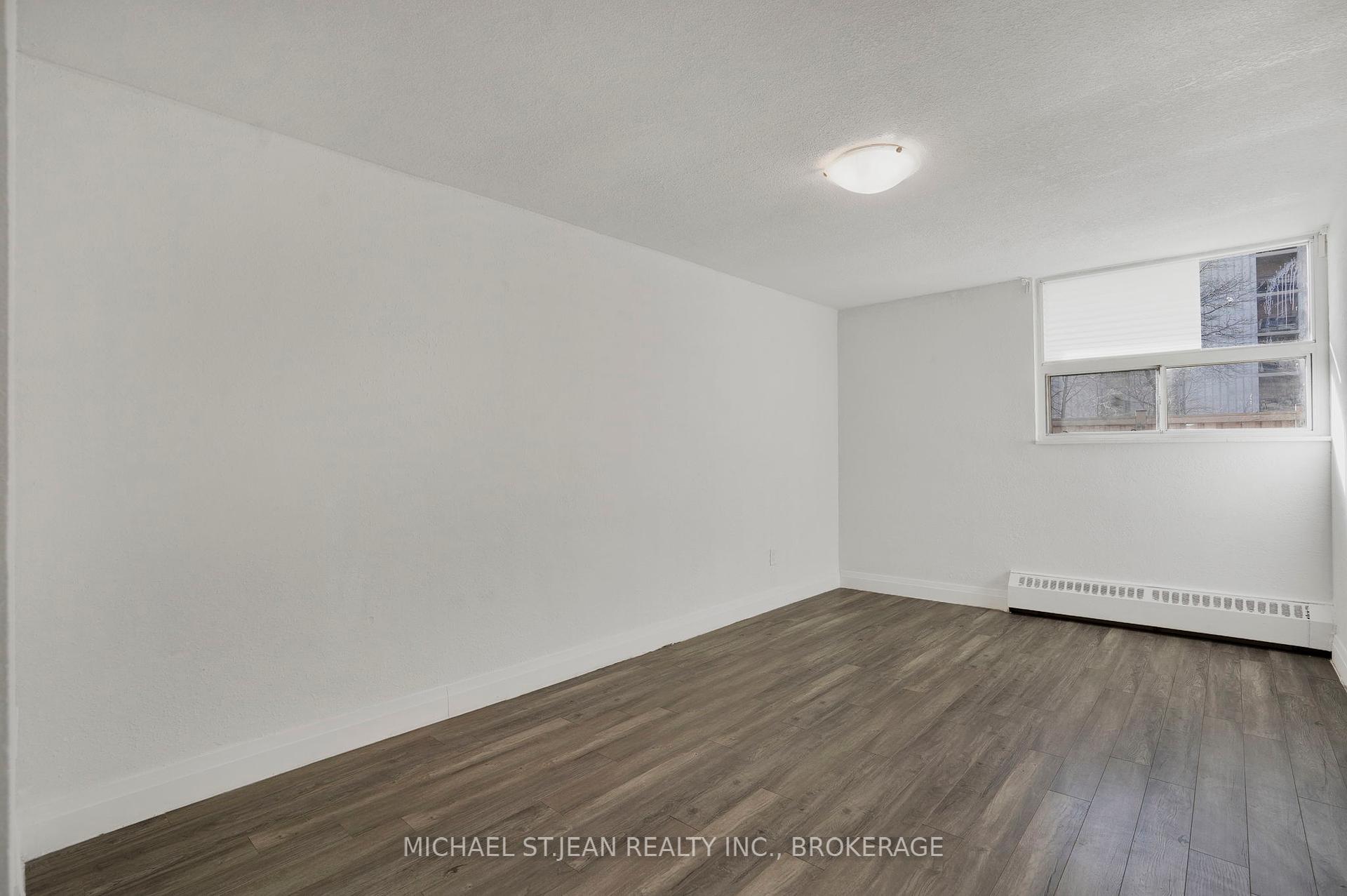 3 Bedrooms Condo at 15 Albright,  Hamilton For sale