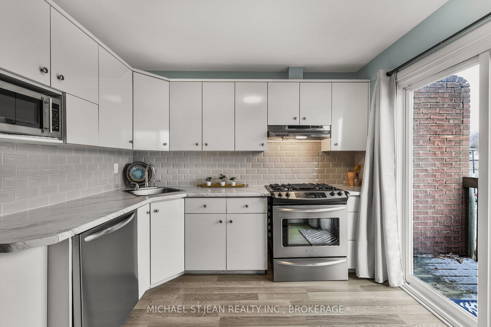 3 Bedrooms Condo at 1115 Paramount,  Hamilton For sale