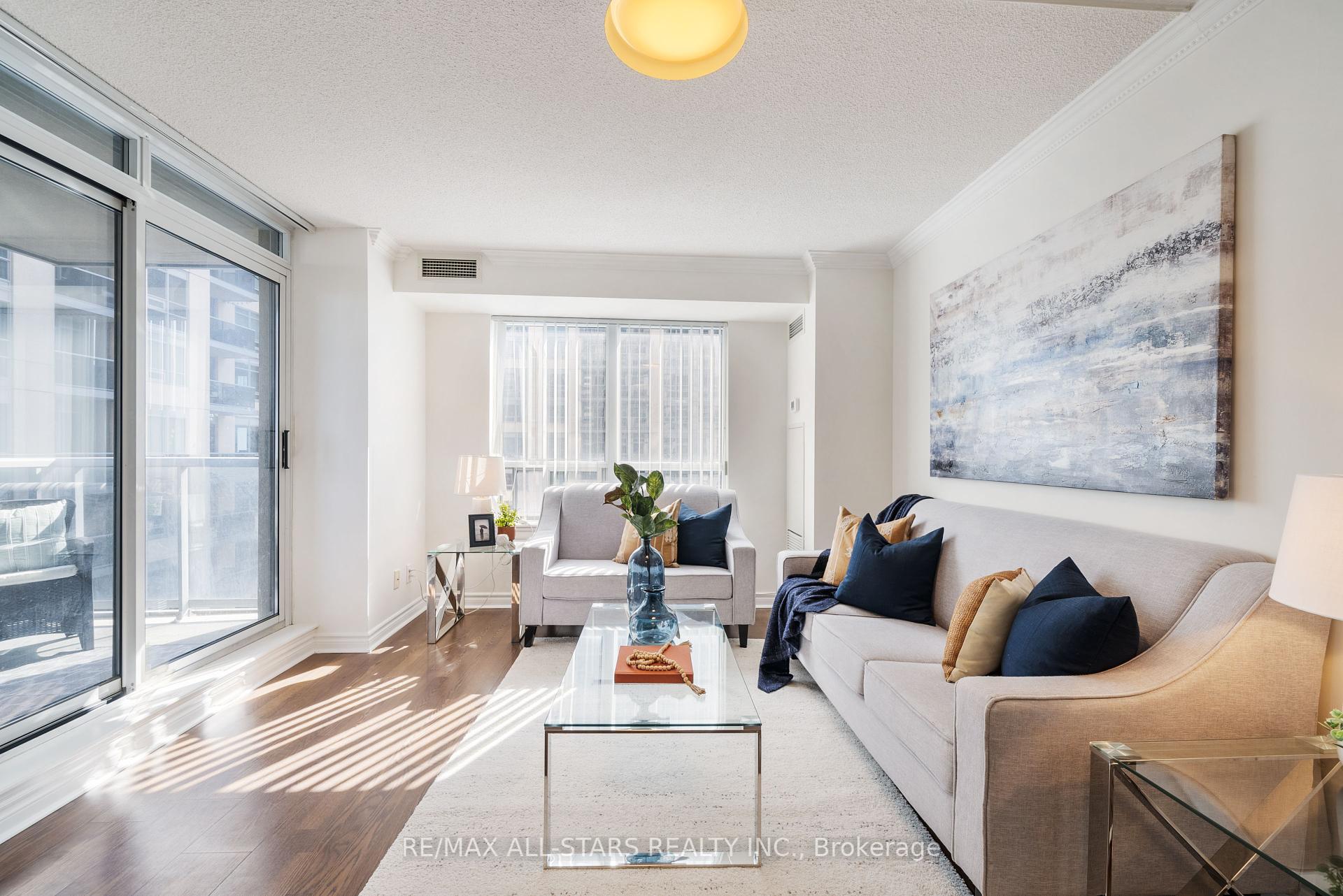 2 Bedrooms Condo at 5 Michael Power, Toronto For sale
