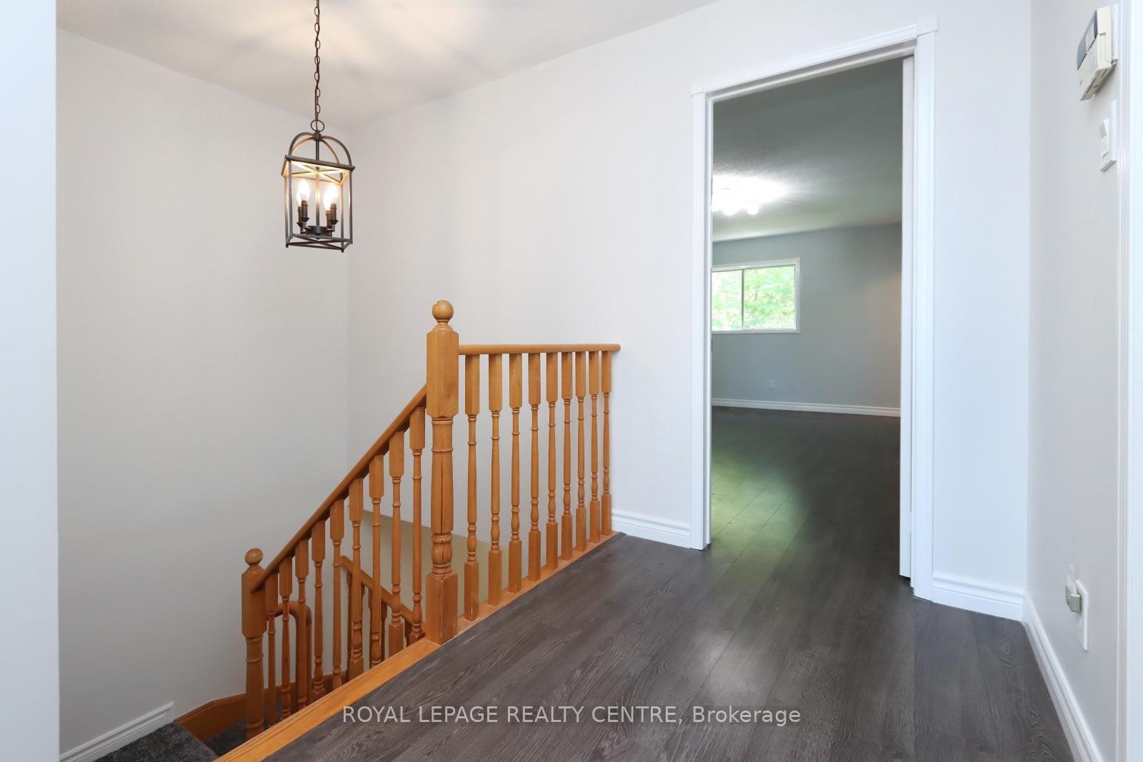 3 Bedrooms Condo at 5525 Palmerston, Mississauga For sale