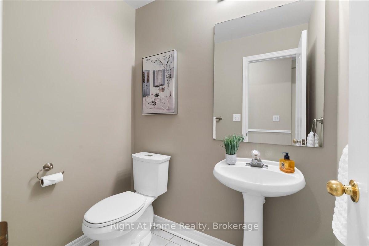 2 Bedrooms Condo at 2250 Rockingham, Oakville For sale