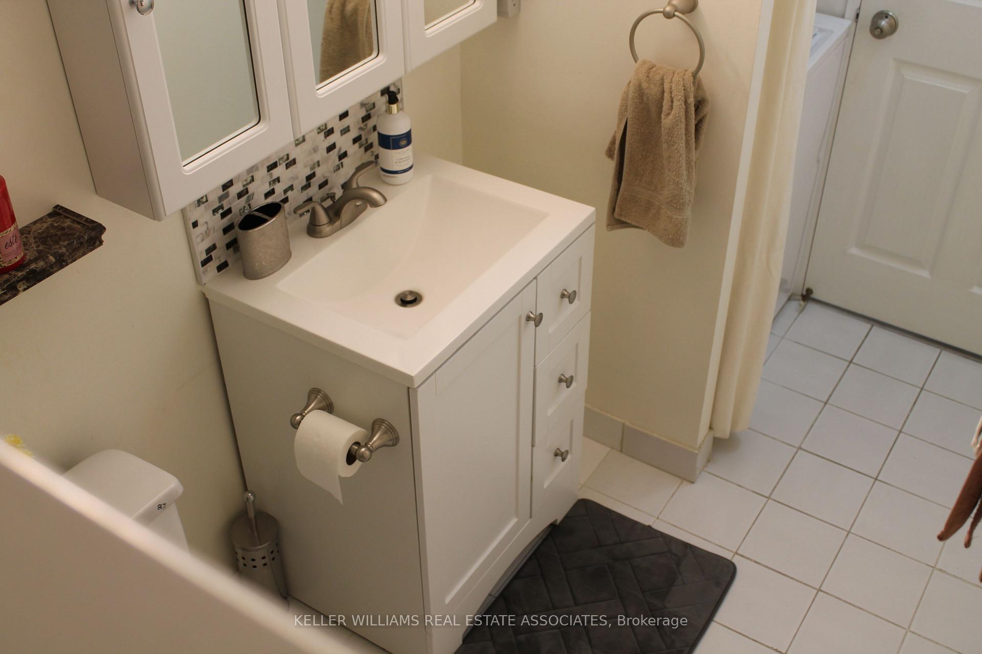 2 Bedrooms Condo at 50 Kingsbridge Garden, Mississauga For sale