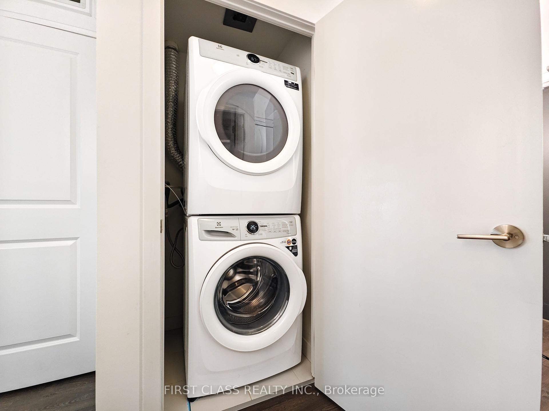 2 Bedrooms Condo at 8 Olympic Garden, Toronto For sale
