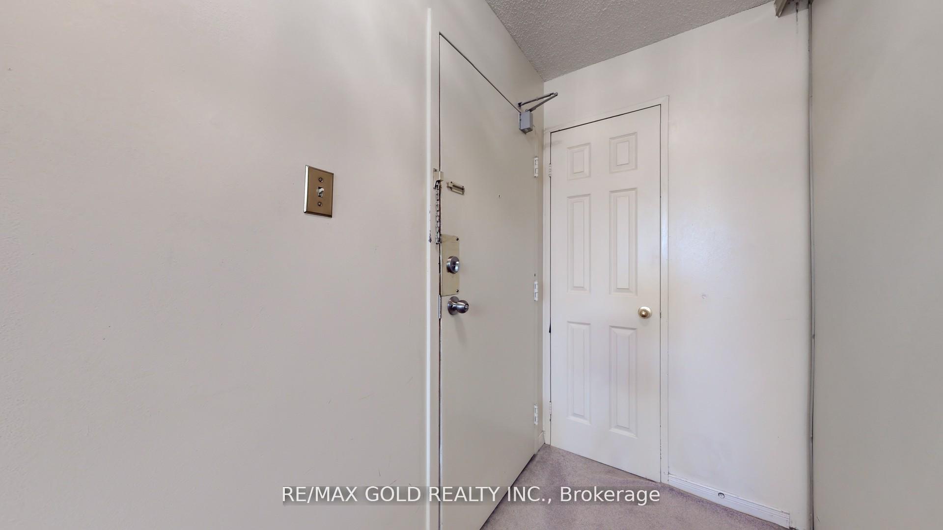 2 Bedrooms Condo at 99 Blackwell, Toronto For sale