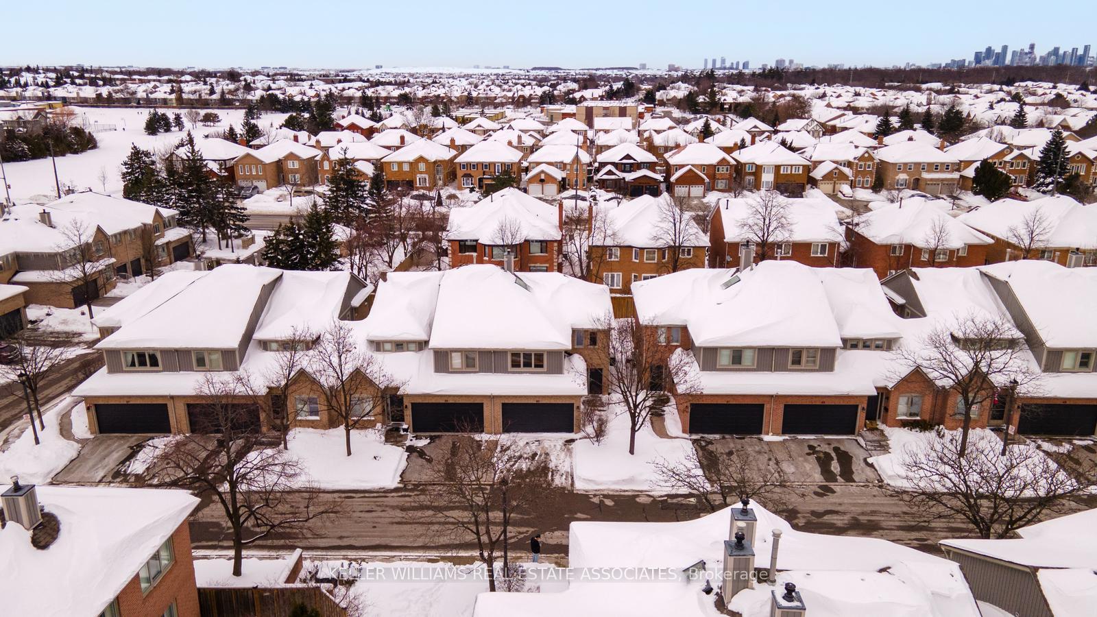 3 Bedrooms Condo at 5480 Glen Erin, Mississauga For sale